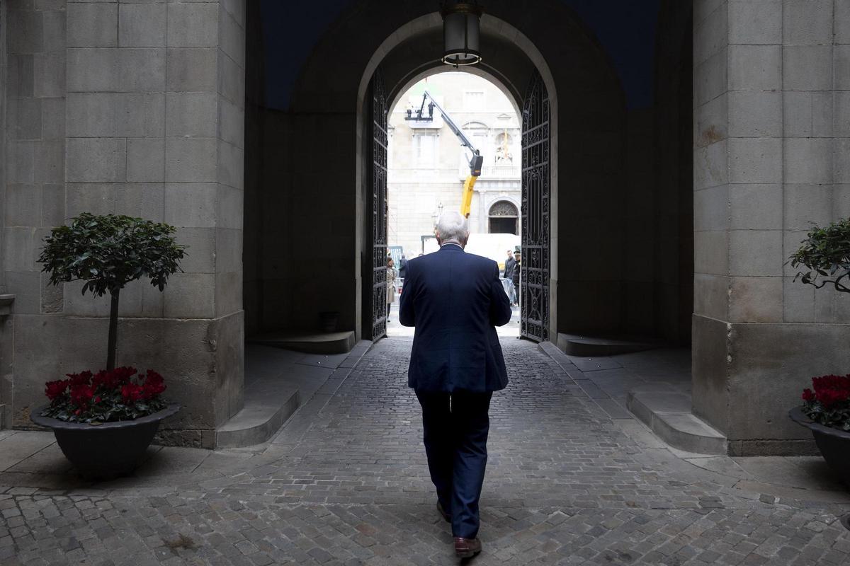 Maragall sale del ayuntamiento, este miércoles.