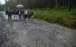 Domaio se harta del estado del vial a Chan da Arquiña, destrozado y que “no es de nadie”