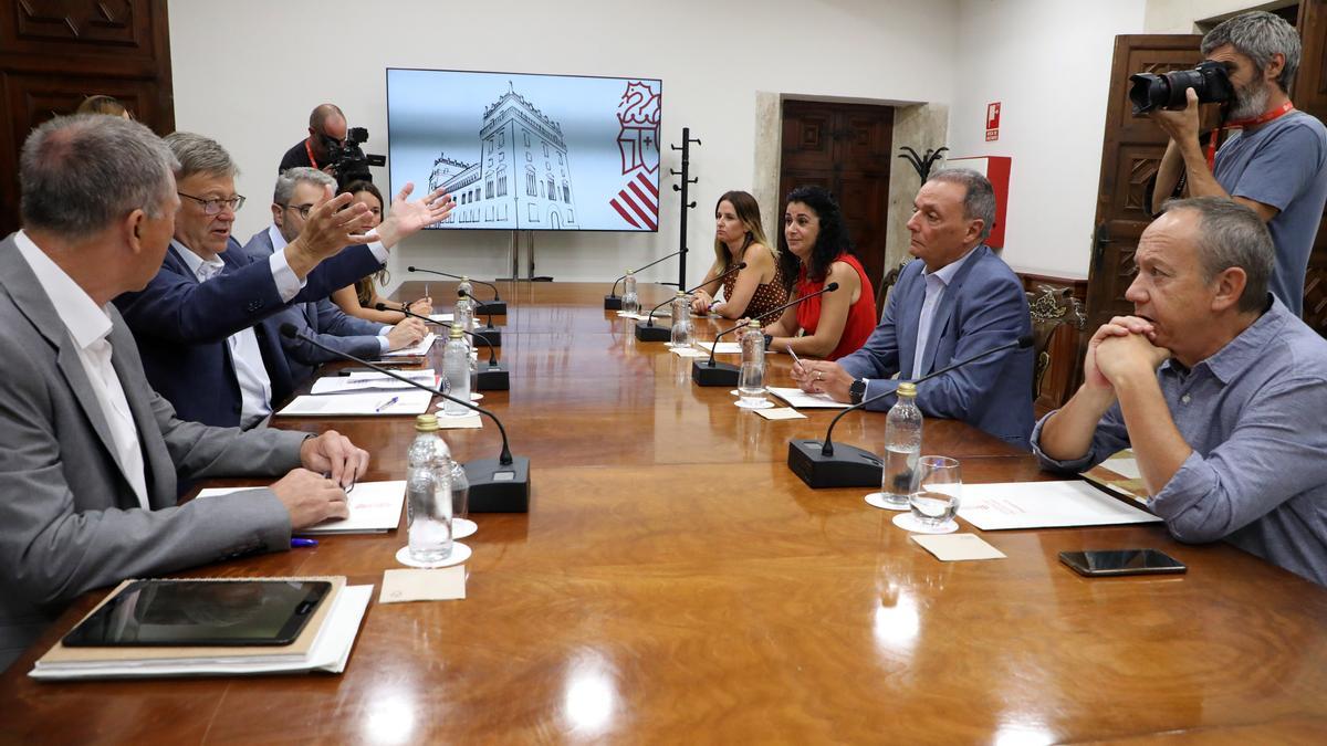 Reunión entre el Consell y los agentes sociales celebrada hoy en el Palau.