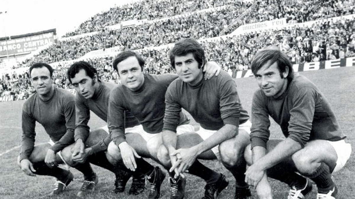 Los 'Magníficos' Canario, Santos, Marcelino, Villa y Lapetra, en el homenaje al primero celebrado en La Romareda en enero de 1971.