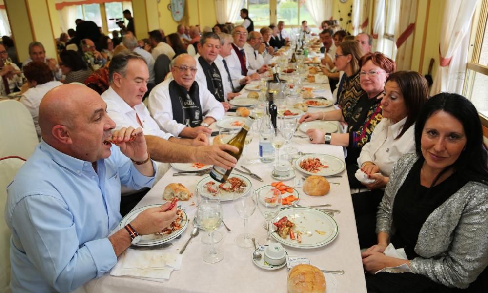 Integrantes de una treintena de cofradías gastronómicas acuden a la cita anual