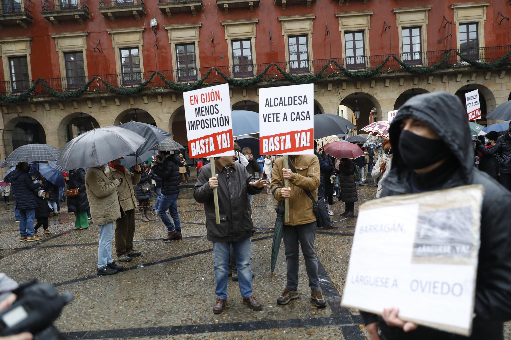 En imágenes: así fue la manifestación de ocho colectivos en la Plaza Mayor de Gijón