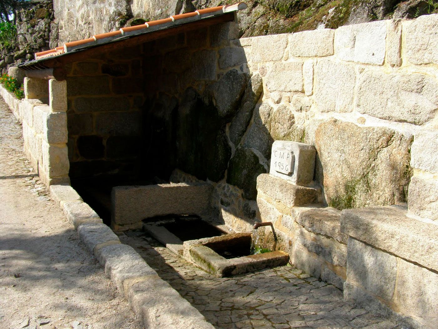 Fuente y lavadero e iglesia de S.Mateus.