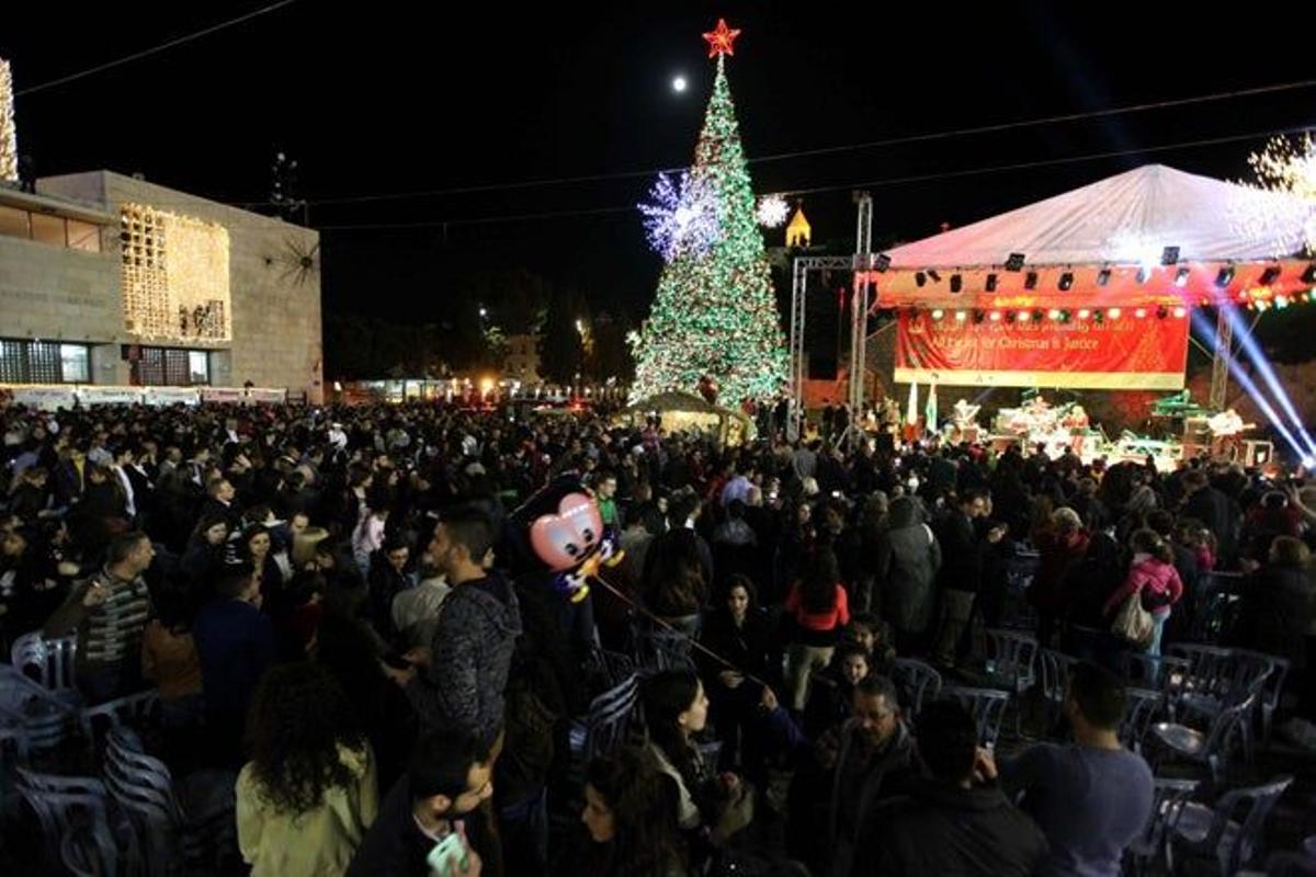 Árbol de navidad en la plaza Manger, en Belén (Gaza).