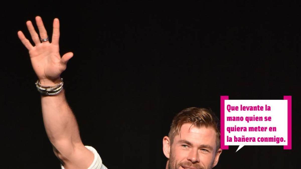 Chris Hemsworth hablando con un micro