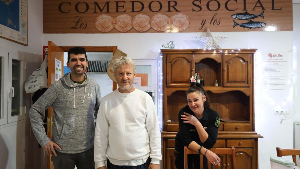 El director de Cáritas Sant Antoni, Antonio Mohedas, con José Luis, voluntario, y Teresa, de seguridad.