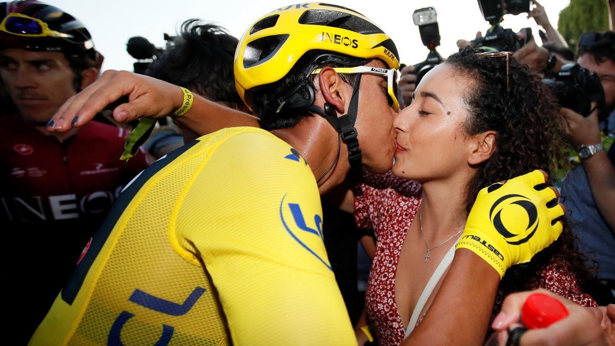 Egan Bernal besa a su novia Xiomy Guerrero.