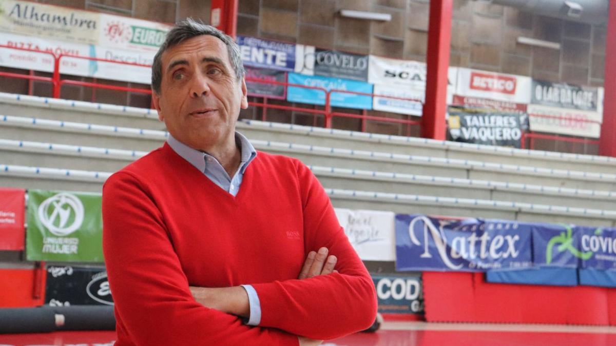 Julio Bernárdez, ayer, en el pabellón municipal de Porriño. |  // FDV