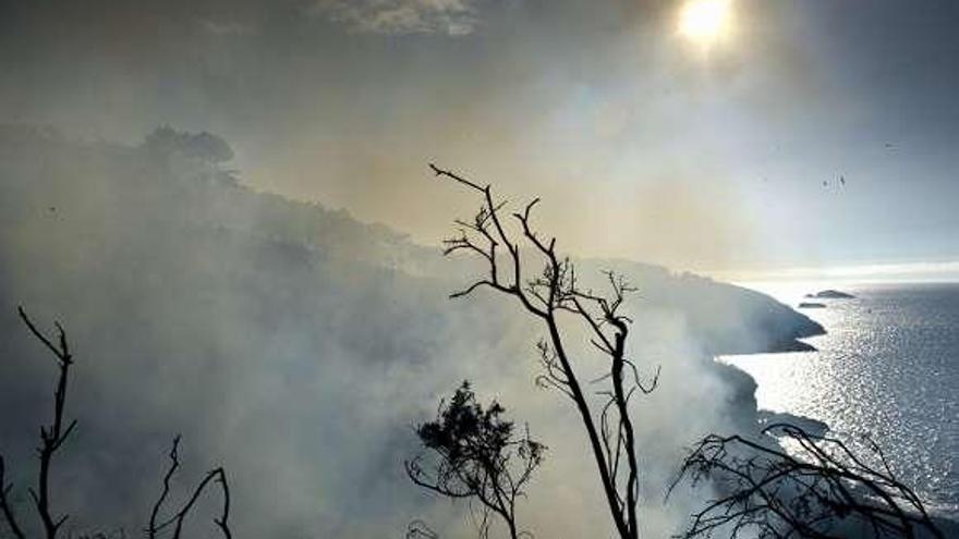 Uno de los incendios que registró la Costa de Dexo en 2010. / f. martínez