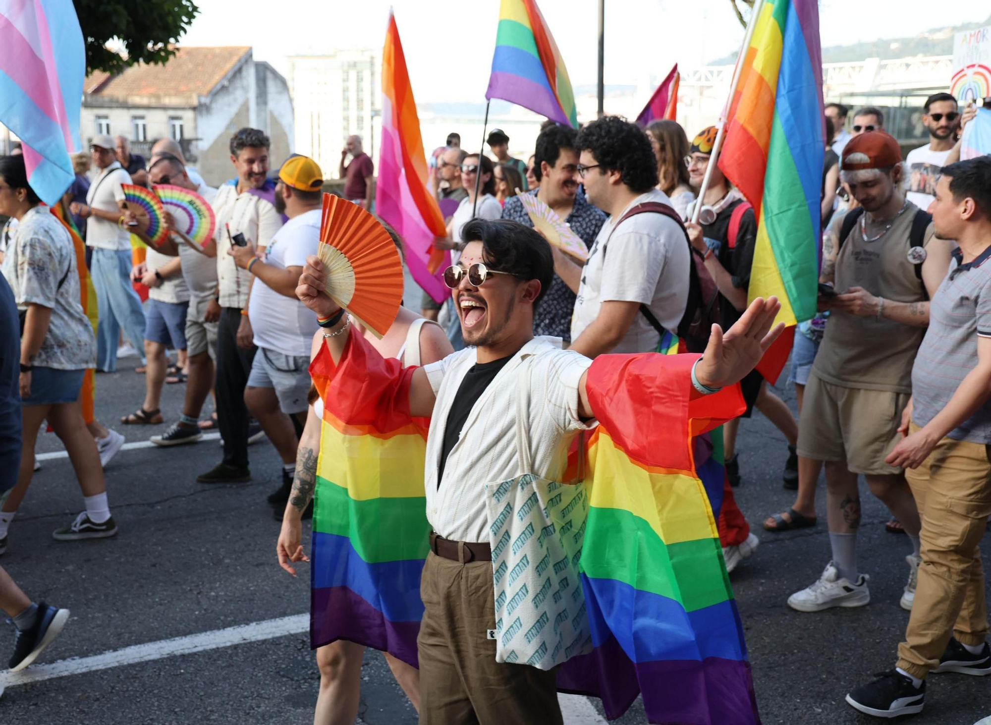 Una multitudinaria marcha celebra el Orgullo más colectivo en Vigo