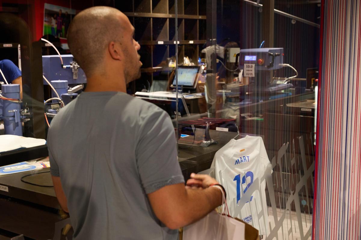 ¡Locura por la nueva camiseta blanca del Barça!