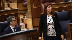 La diputada de ERC Carolina Telechea pasa delante del ministro de la Presidencia, Félix Bolaños, durante la tercera jornada del debate sobre el estado de la nación, este 14 de julio de 2022 en el Congreso.