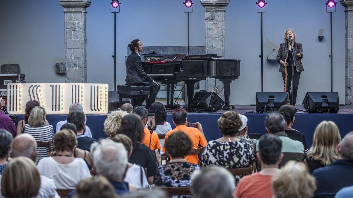 Actuació de Marina Rossell al Festival Istiu