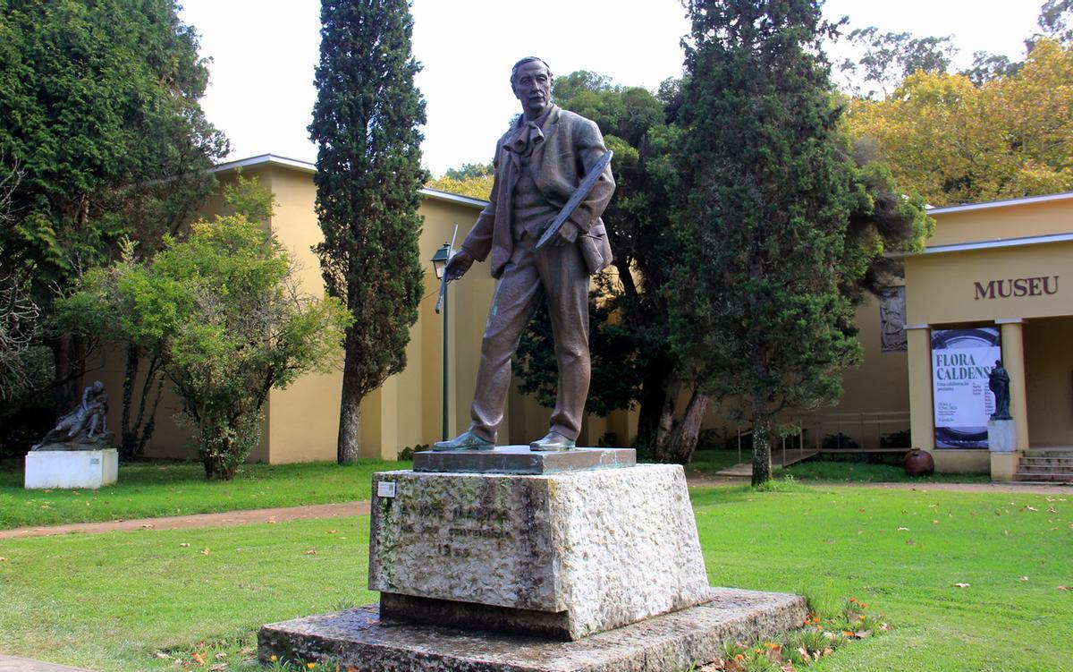 Estatua a Rafael Bordalo