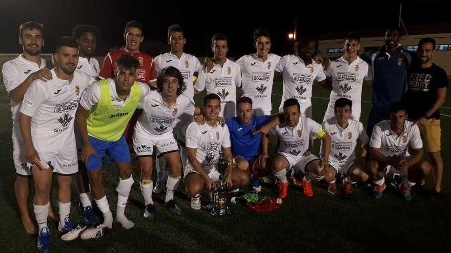 El CD Villaralbo posa como campeón del triangular disputado en Toro.