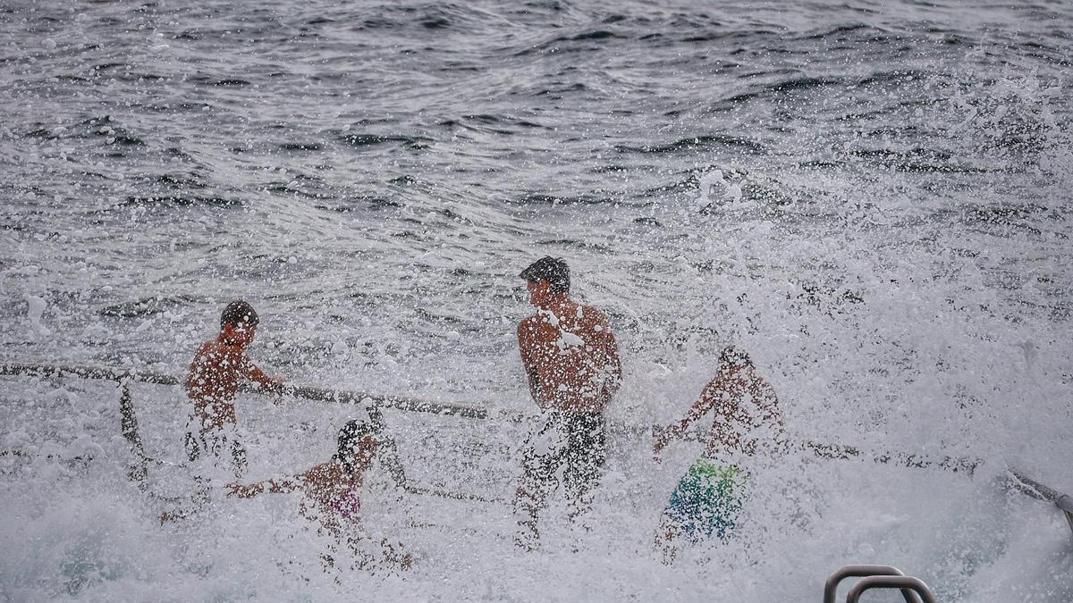 Unos niños se bañan en una piscina natural de La Laguna.