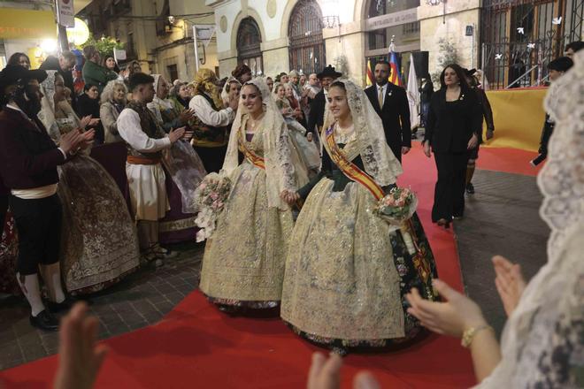 Ofrenda de las Falleras Mayores y sus cortes de honor en Sagunt