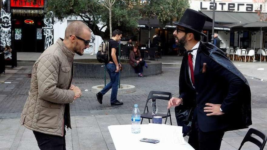 Acción, ayer, de miembros de Adicae en Madrid en protesta por la decisión del Tribunal Supremo.