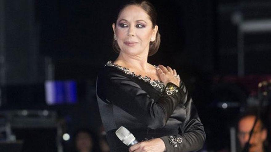 Isabel Pantoja durante una actuación