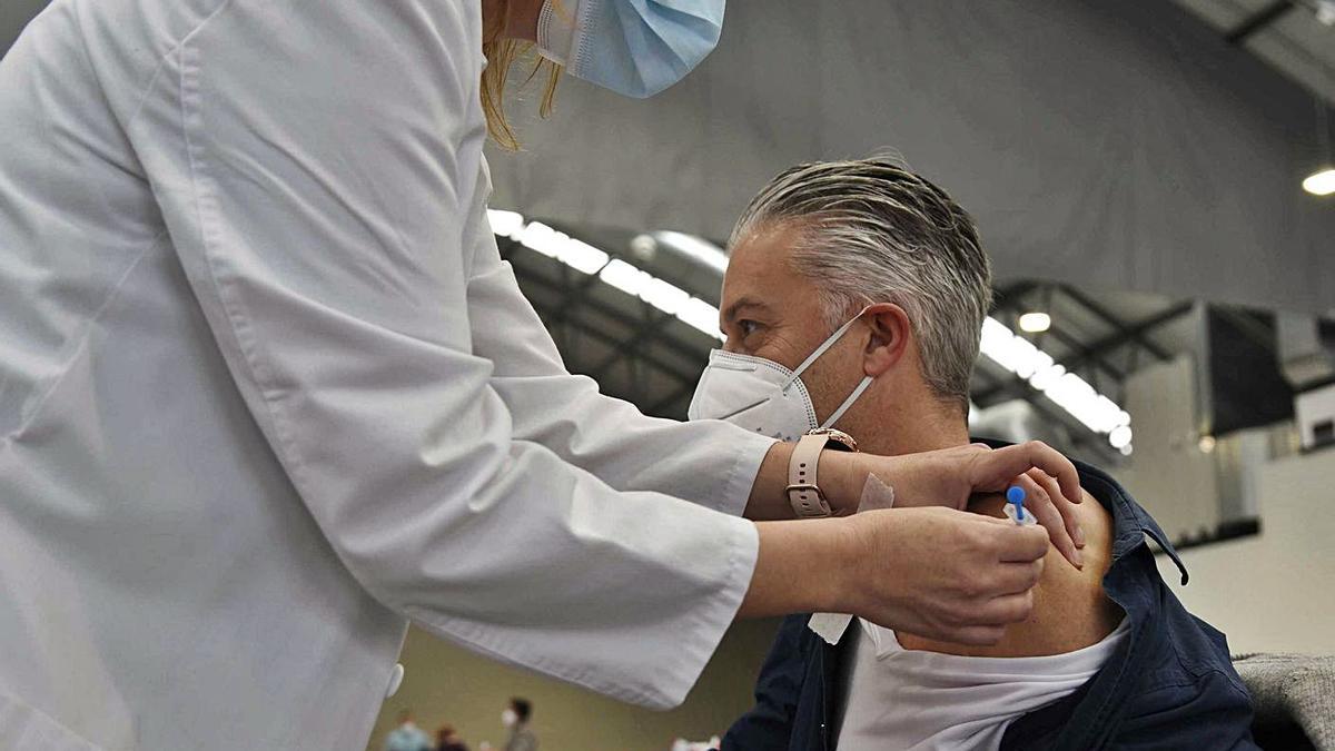 Una sanitaria vacunando a hombre el pasado mes de marzo en el Ifevi.