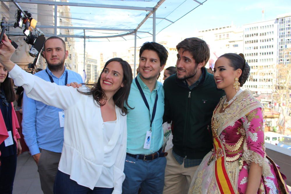 La diputada nacional Belén Hoyo hace un selfi con otros miembros del PP.