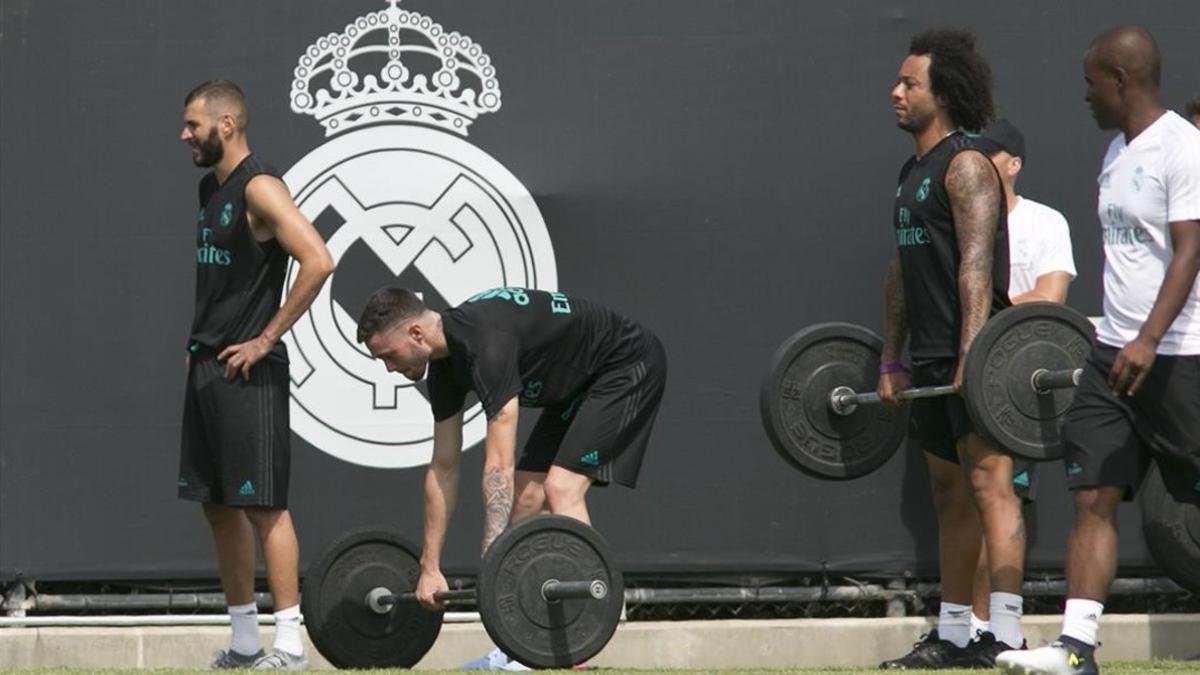 Marcelo, durante un ejercicio con pesas en la pretemporada del Madrid