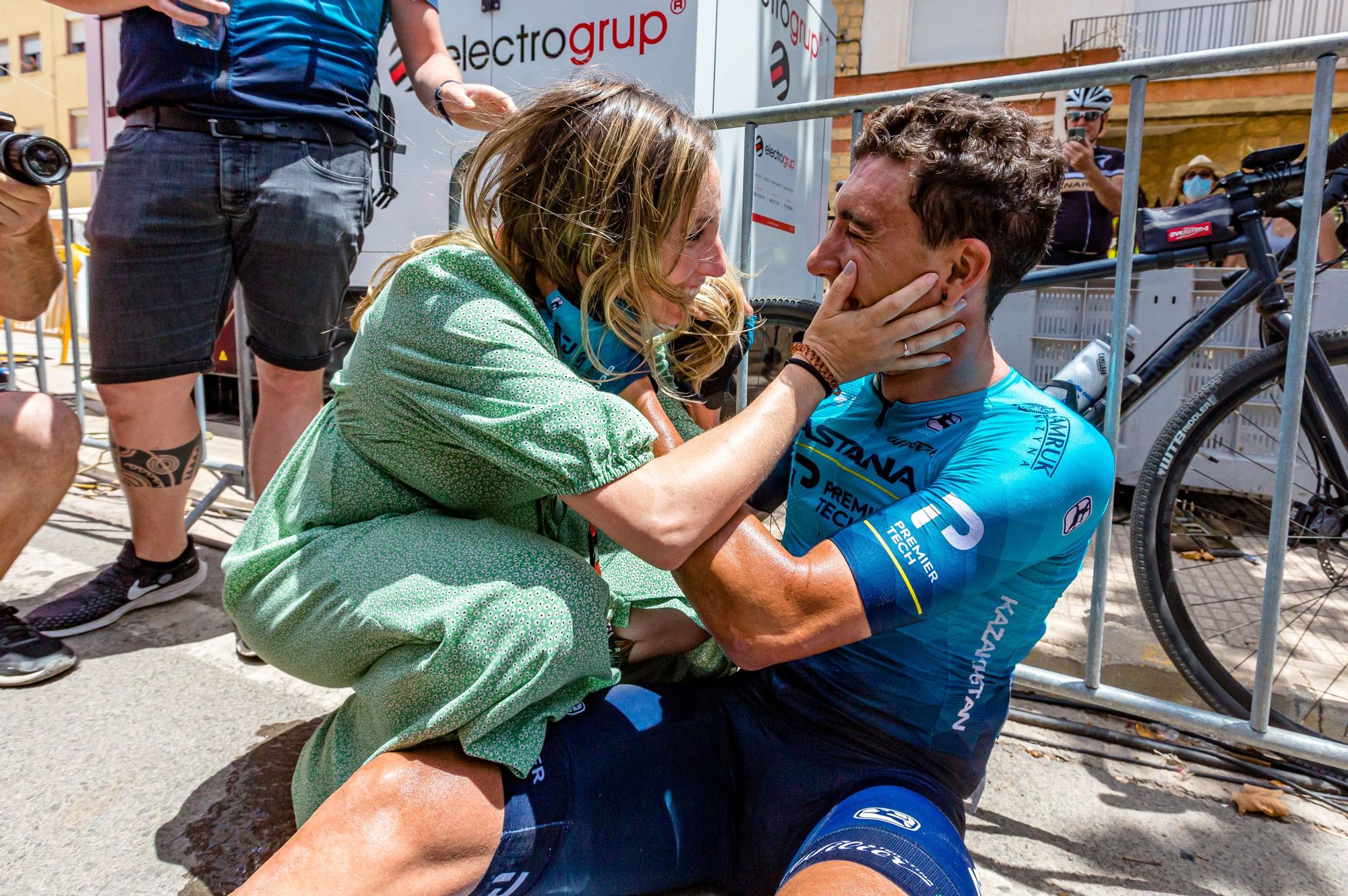20/6/2021. El ciclista Omar Fraile gana el Campeonato de España de Ciclismo 2021 celebrado en La Nucía y es recibido en meta por su novia embarazada.