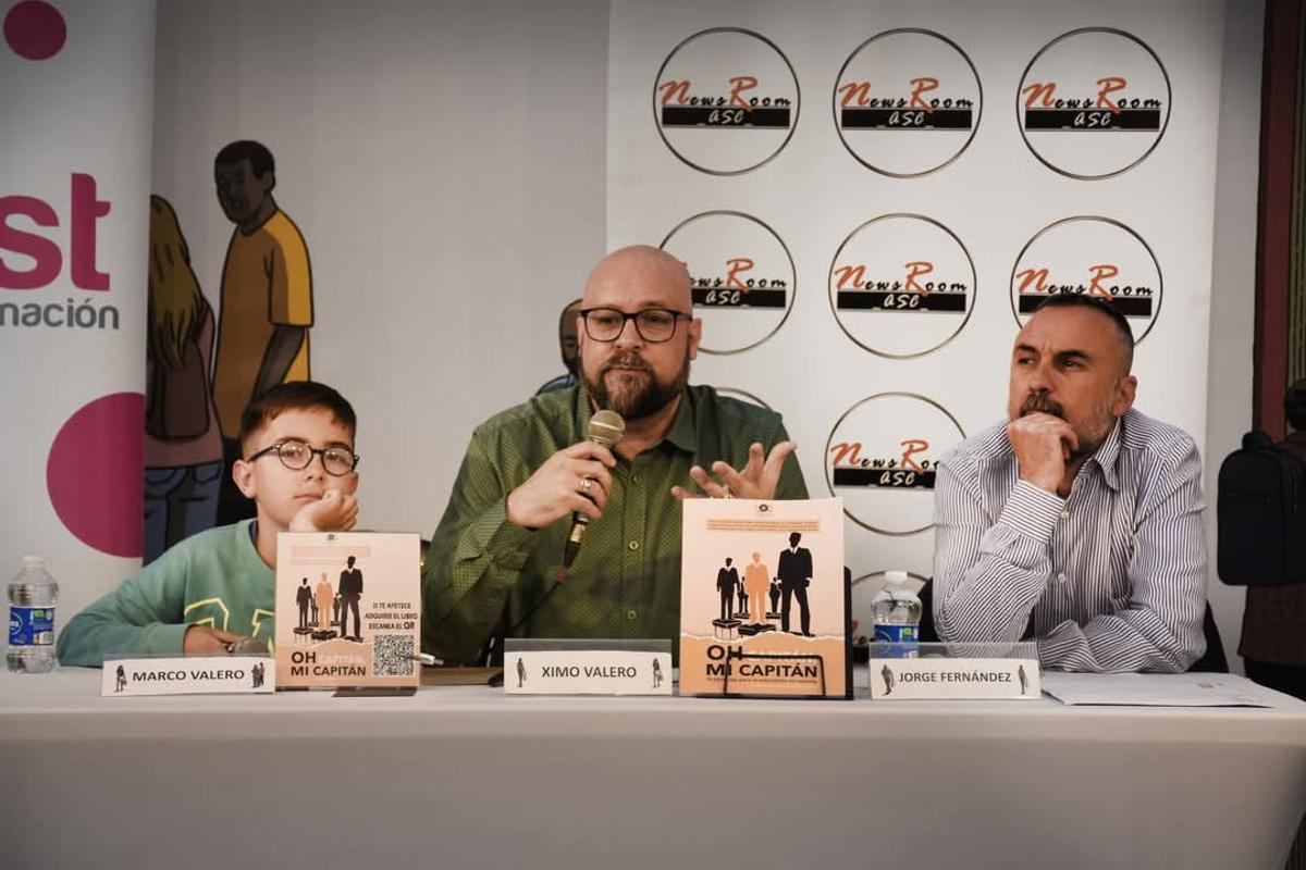 Varios miembros de la asociación, digrigiéndose al público.