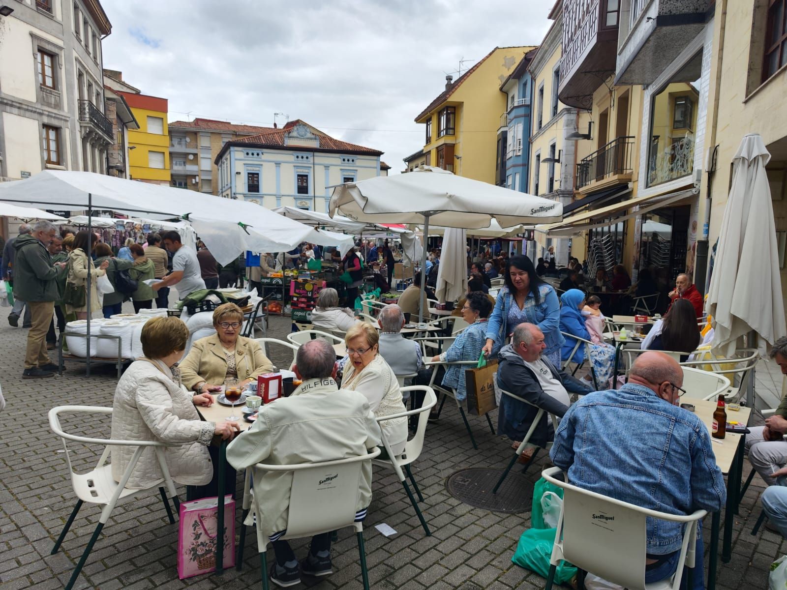 El Mercado Tradicional de Grado celebra su "Moscón de Oro": "Por esta cita nos conocen en toda Asturias"