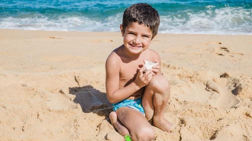 Sancions històriques a les persones que extreguin sorra, petxines o pedres de la platja