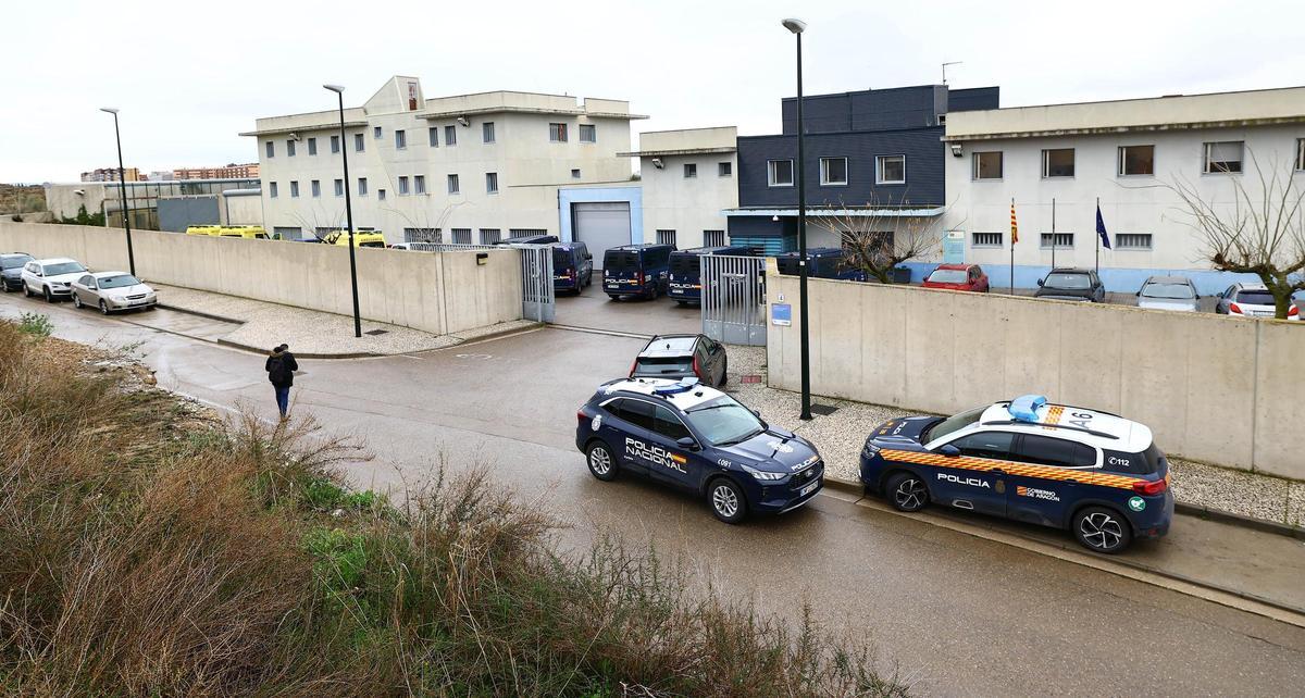 Varias patrullas frente al centro de reforma de menores de Juslibol, la pasada semana tras el motín.