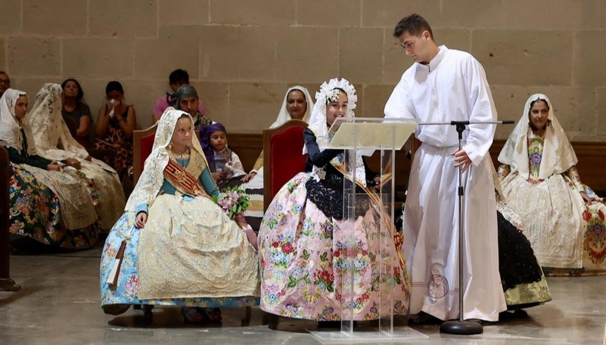 Primera sesión de la Ofrenda en las Hogueras de Alicante con mucha presencia fallera