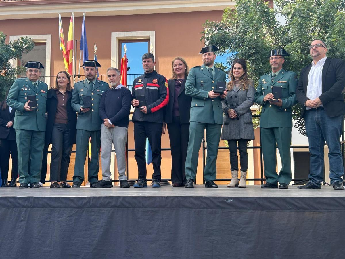 Miembros de la Guardia Civil y Bomberos homenajeados.