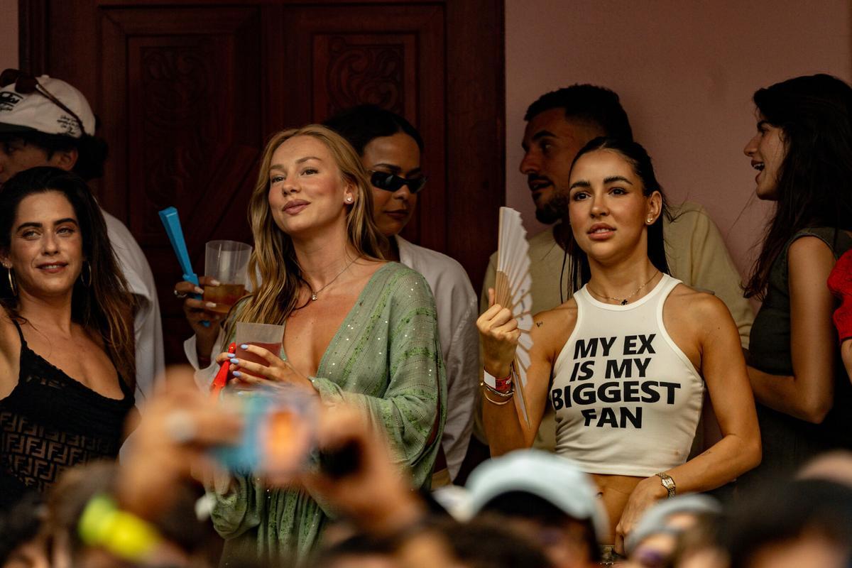 Las actrices María León (i) y Ester Expósito (c) durante un concierto del cantante Bad Bunny, en el Riyadh Air Metropolitano, a 30 de mayo de 2026, en Madrid (España). El artista puertorriqueño ofrecerá en la capital diez conciertos entre el 30 de mayo y el 15 de junio dentro de su gira ‘DeBÍ TiRAR MáS FOToS World Tour’. 30 MAYO 2026;CONCIERTO;MÚSICA;MÚSICO;CANTANTE;PUERTO RICO;PUERTORRIQUEÑO;DTMF;GIRA;WORLD TOUR Ricardo Rubio / Europa Press 30/05/2026. María León;Ester Expósito;Ricardo Rubio