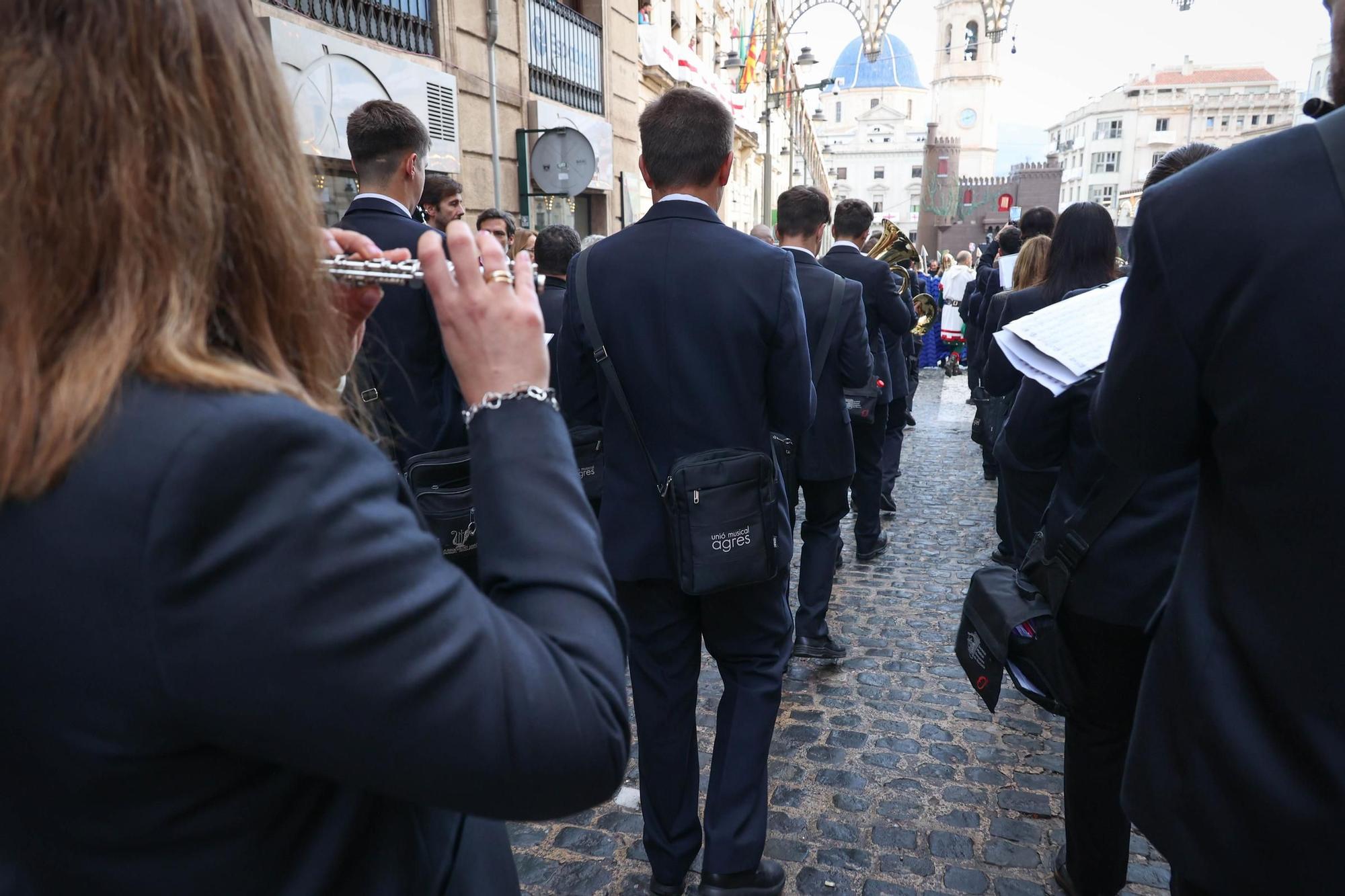 La trilogIa festera de Alcoy despierta con la Diana