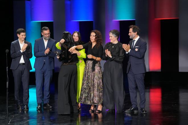 La directora Alauda Ruiz de Azúa recibe la Concha de Oro por la película Los Domingos, durante la gala de clausura del Festival de San Sebastián, en el Teatro Victoria Eugenia, a 27 de septiembre de 2025, en San Sebastián, Guipúzcoa, País Vasco (España). El festival ha celebrado su 73ª edición del 19 al 27 de septiembre de 2025, reforzando su protagonismo global con 254 títulos de 56 países y una destacada presencia del cine español. La participación femenina detrás de cámaras ha aumentado y el cine vasco cuenta con 38 producciones. El certamen ha incluído secciones oficiales, estrenos, foros y actividades para profesionales y público. 27 SEPTIEMBRE 2025;CINE;SAN SEBASTIÁN;FESTIVAL;CINEASTAS;ACTRIZ;DIRECTOR;PELÍCULA; Unanue / Europa Press 27/09/2025. ALAUDA RUIZ DE AZÚA;Unanue;