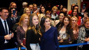 Leonor (i) y Letizia (d), a la salida del 32º Concierto Premios Princesa de Asturias, el pasado 24 de octubre, en Oviedo (Asturias).