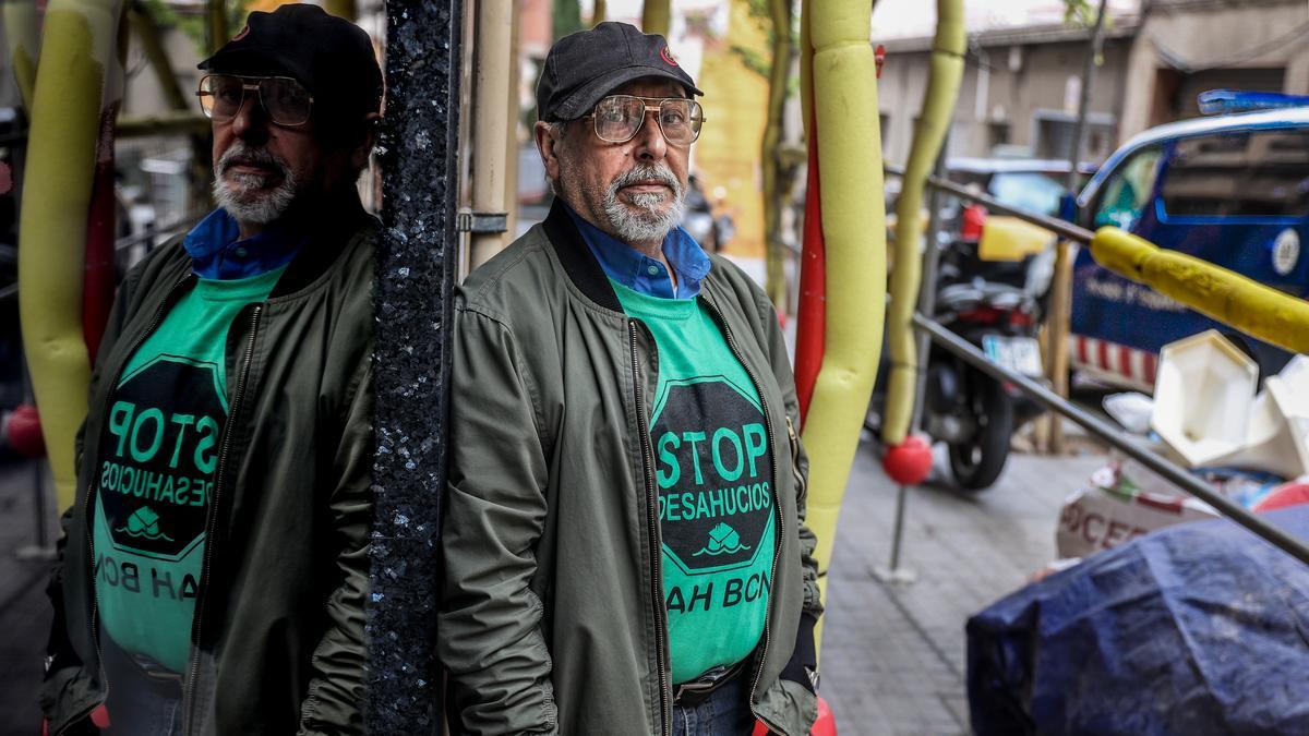 Ángel, en su barrio de toda la vida, en L'Hospitalet.