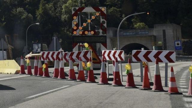 La entrada al  Negrón, ayer, en sentido León, por el desvío del tubo cerrado tras el desprendimiento. | IRMA COLLÍN