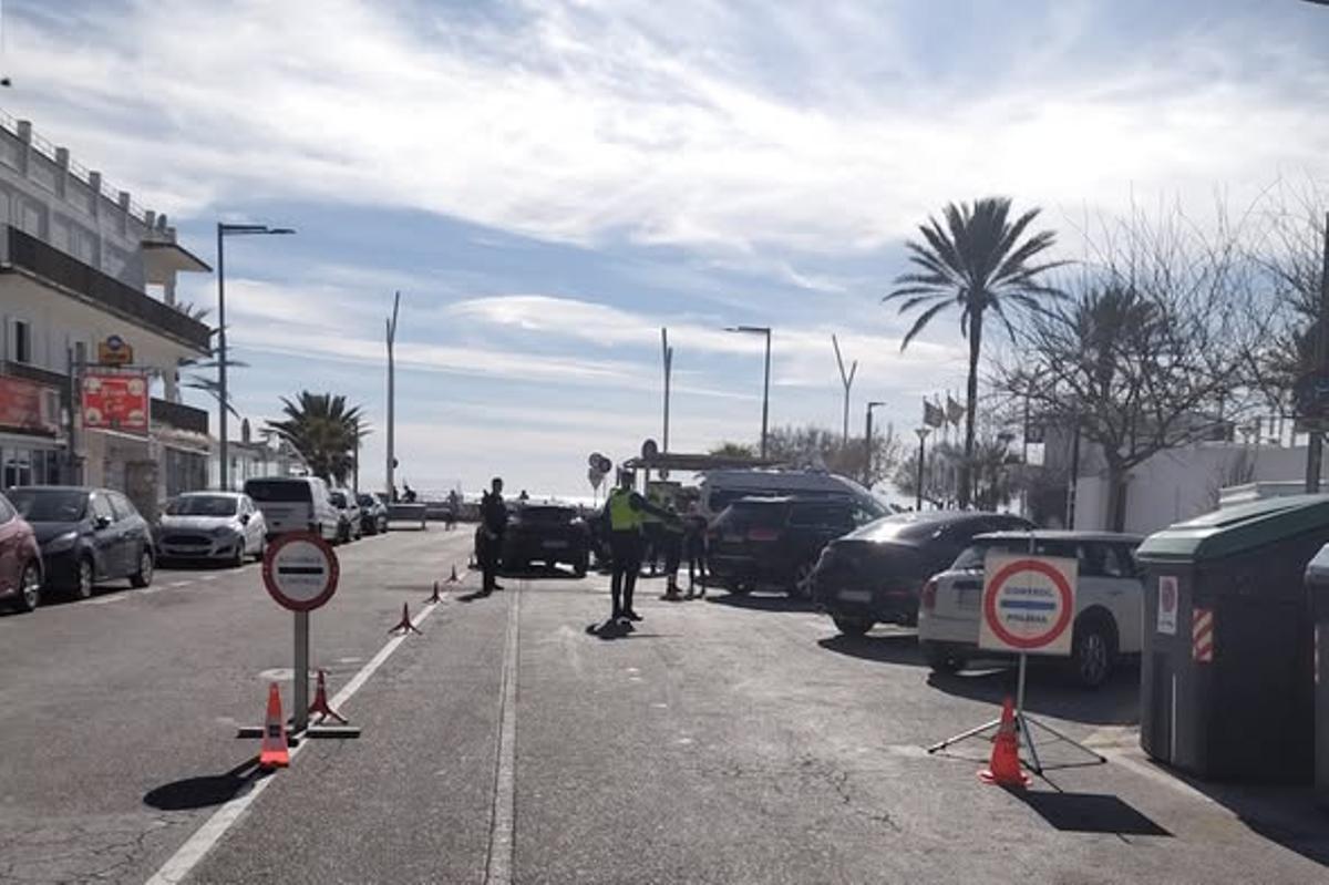 El control policial instalado ayer en la plaza de las Maravillas, en s'Arenal.