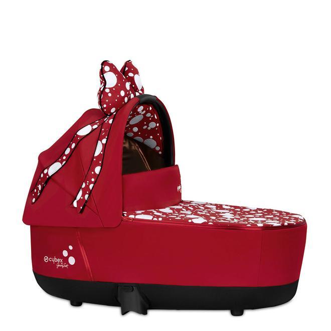 Capazo de carrito de bebé de la marca Cybex diseñado por Jeremy Scott