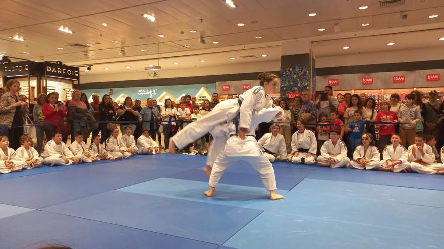 El Club Judo Gandoy se exhibe en El Corte Inglés