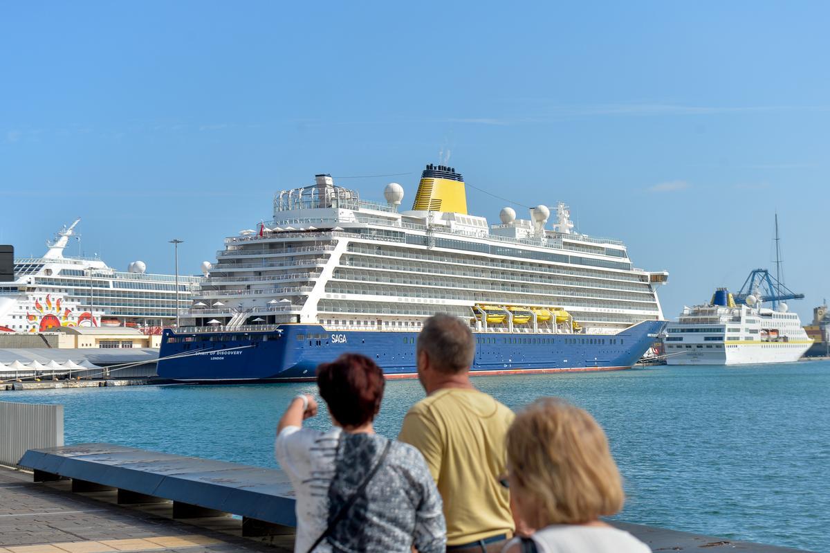 CRUCEROS Y TURISTAS EN EL MUELLE DE SANTA CATALINA