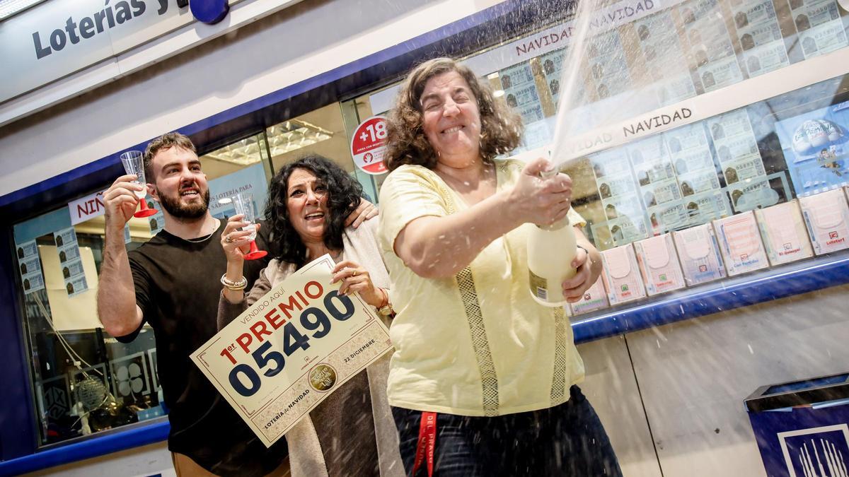 Celebración del Gordo de la Lotería de Navidad de 2022, en una administración de Madrid.