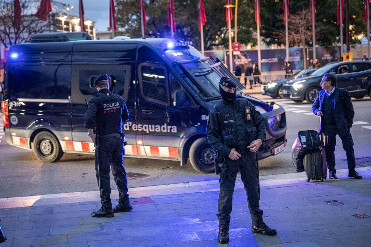 Furgones de los Mossos d’Esquadra en el exterior de la Fira Gran Via, donde se celebra la primera jornada del Mobile World Congress 202