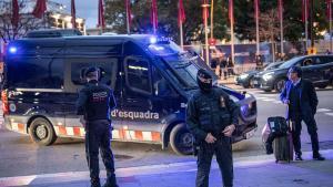 Barcelona 02/03/2026 Economía.  Mobile World Congress 2026, Primer día, ambiente extyerior del Mobile, presencia policial de Mossos y guardia urbana. Manifestación pro palestina y anti Israel durante la salida del Mobile del primer día. AUTOR: MANU MITRU