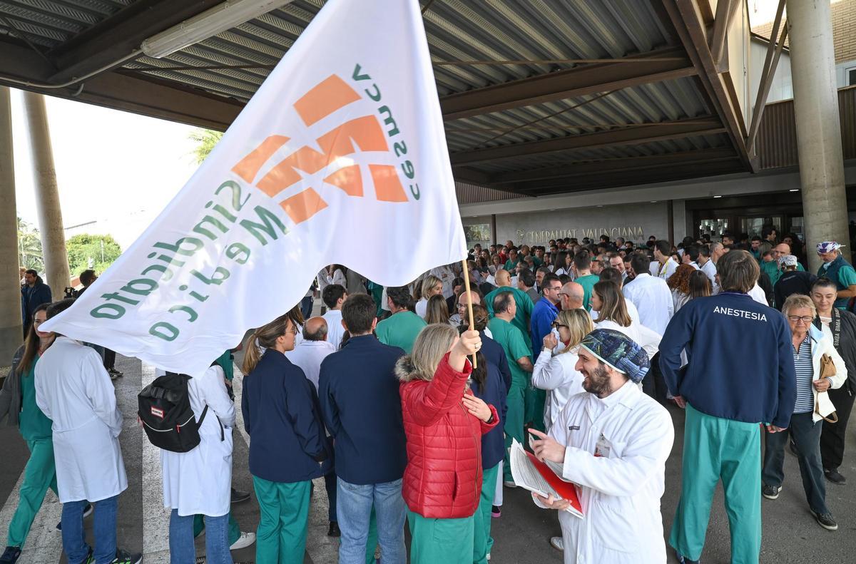 Médicos del Hospital General de Elche deciden dejar la actividad extraordinaria a costa de su bolsillo para presionar a la ministra de Sanidad