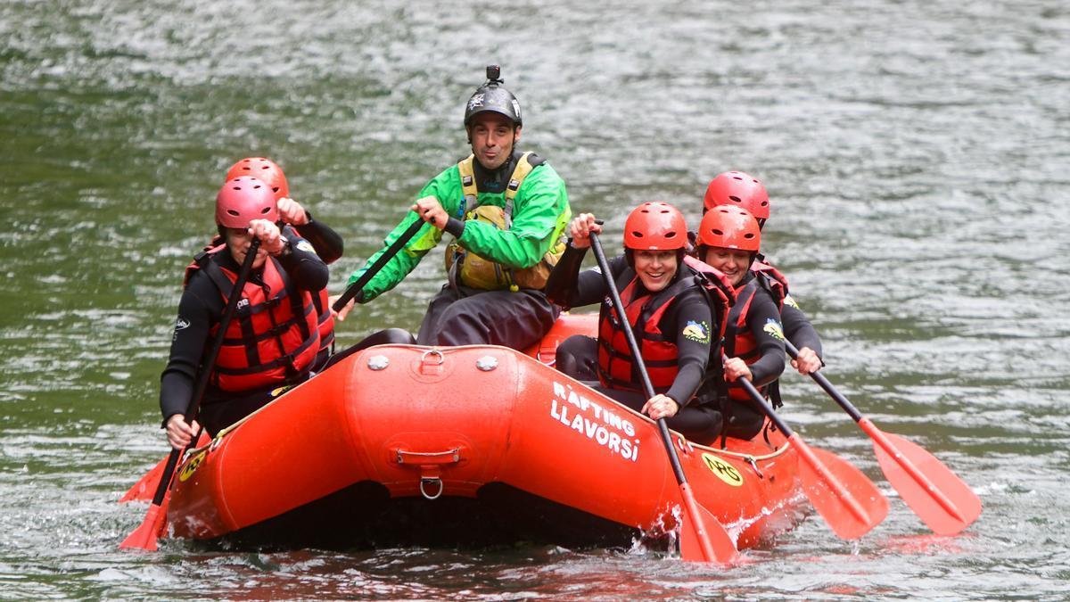 Tomàs Molina y Diana Riba (ERC) haciendo rafting en campaña