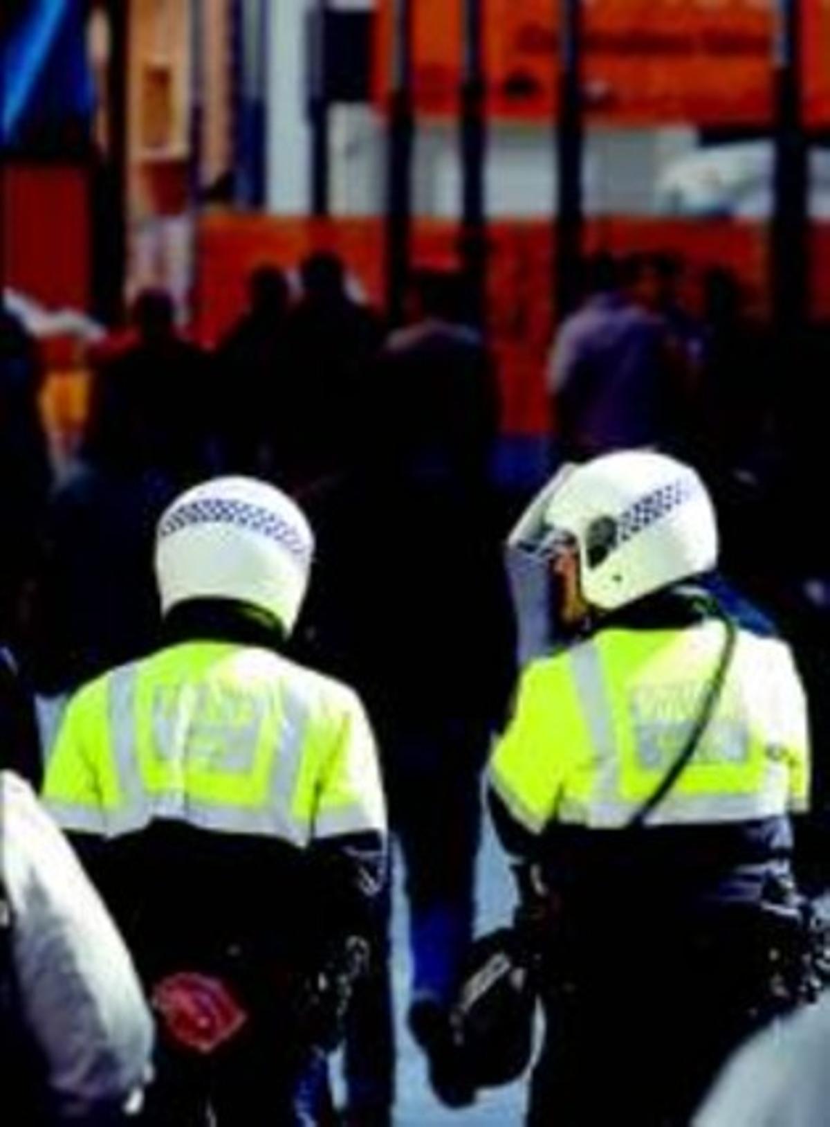 Dos agents de la Guàrdia Urbana al Portal de l’Àngel, ahir. Dos agents de la Guàrdia Urbana al Portal de l’Àngel, ahir.