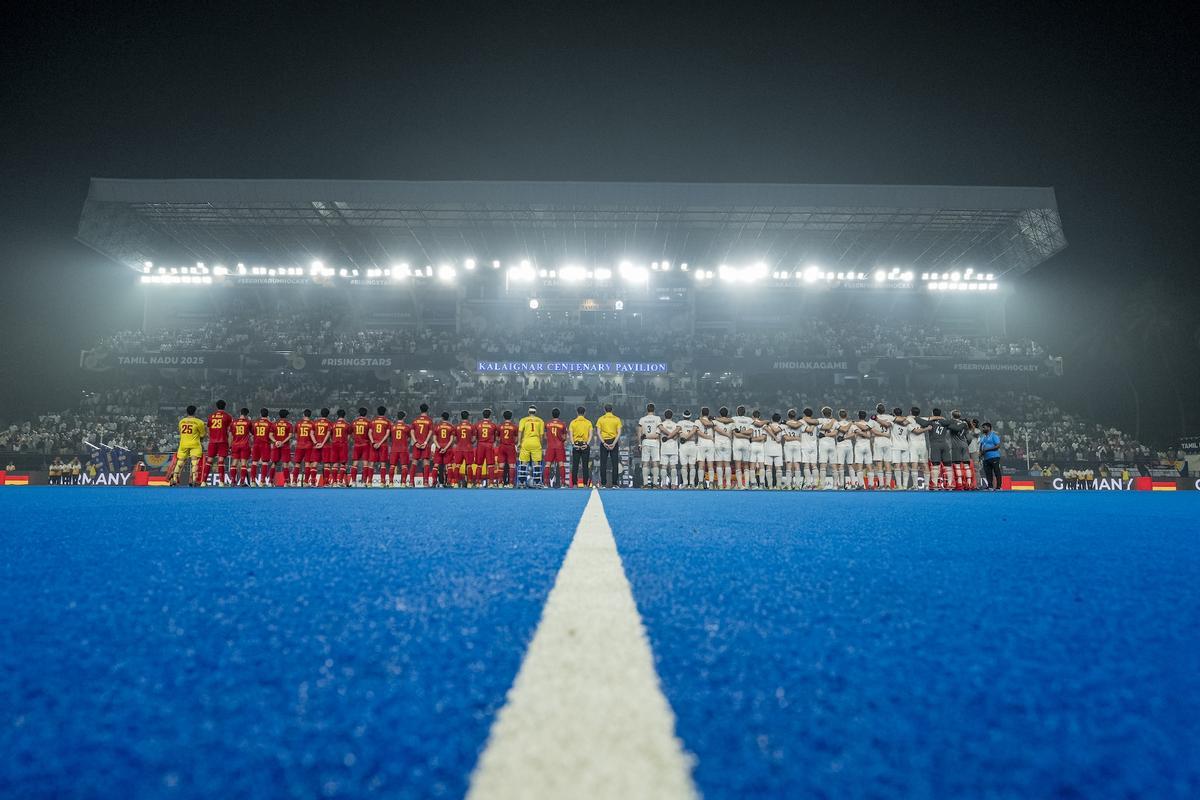 CHENNAI - FIH Hockey Men's Junior World Cup Tamil Nadu 202572  SPAIN vs GERMANY (FINAL)Picture: TEAM GERMANY AND TEAM SPAIN line up for the national anthem prior to the match  COPYRIGHT WORLDSPORTPICS EWOUT PAHUD DE MORTANGESNO ARCHIVE ALLOWED